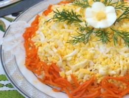 Салат с курицей, корейской морковью и кукурузой